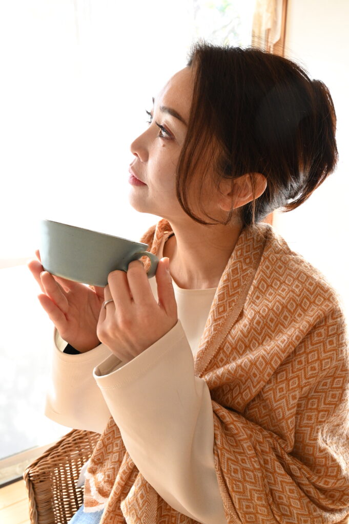 I no Maのストールをまとう女性